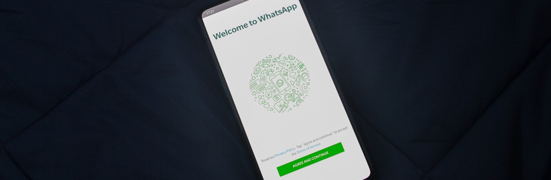 Celular com a tela do whatsapp à vista