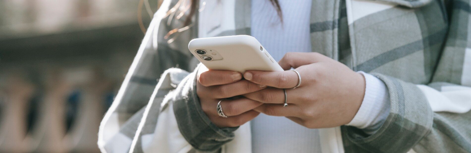 Mãos de mulher mexendo no celular